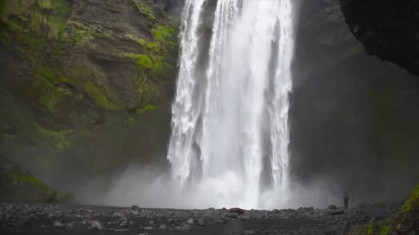 Чоловік на базі великого водоспаду — стокове відео