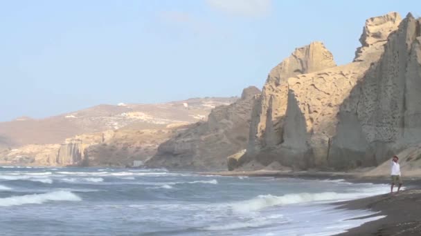 Hombre Filmando a sí mismo en una playa — Vídeos de Stock