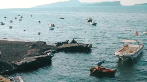 Человек на маленькой гребной лодке — стоковое видео