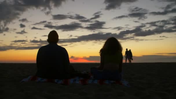 Διαλογισμός ζευγάρι στο ηλιοβασίλεμα — Αρχείο Βίντεο