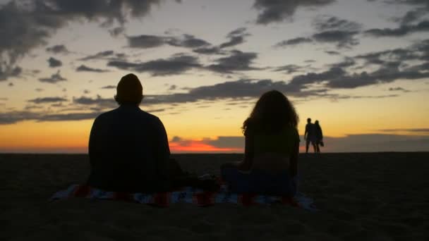 Pareja meditando al atardecer — Vídeos de Stock