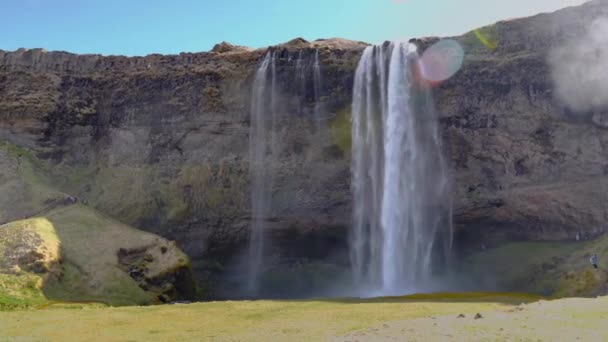 Панорамування через великий водоспад — стокове відео
