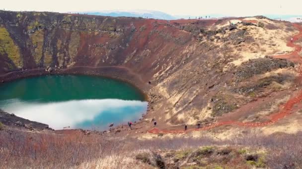 Panorámica sobre el lago del cráter — Vídeo de stock