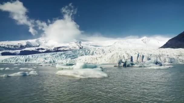 Panning over een gletsjer in IJsland — Stockvideo
