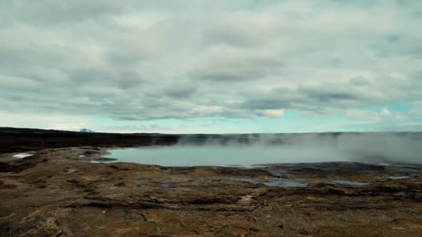 Panning over IJslandse warmwaterbron — Stockvideo