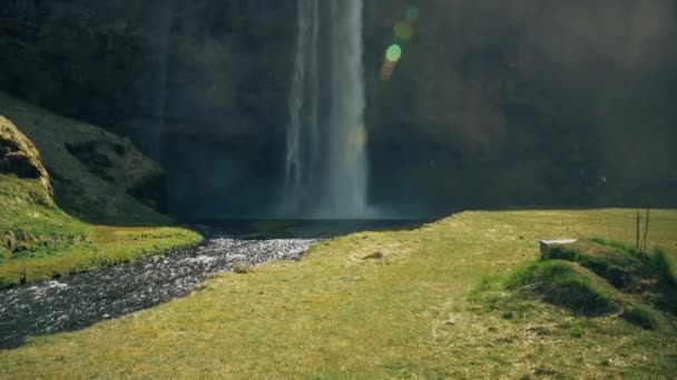 Panorámica de una cascada en Islandia — Vídeo de stock