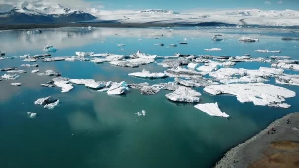 Panorering upp över en isig sjö — Stockvideo