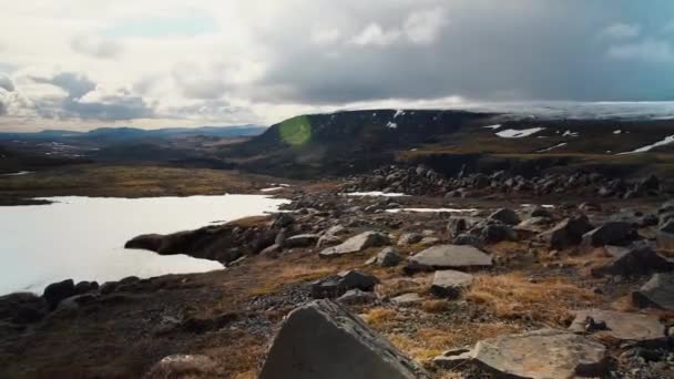 Patch de neige dans le paysage islandais — Video