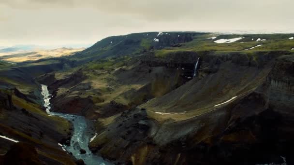 Panoramique sur la rivière dans une gorge — Video