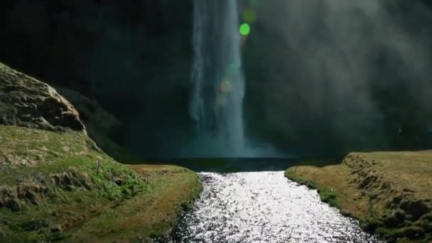 Panning Up Cachoeira lenta — Vídeo de Stock