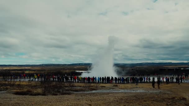 Pessoas assistindo Erupting Geyser — Vídeo de Stock