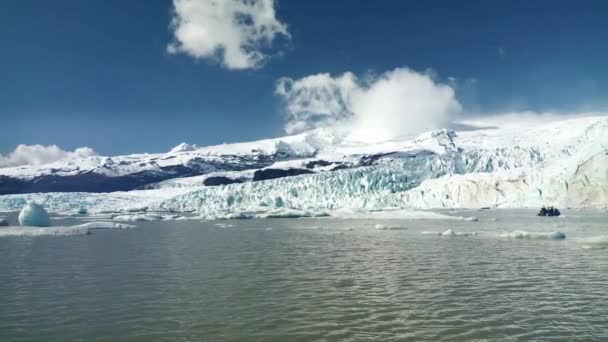 Reveal shot a Dinghy egy jeges-tó — Stock videók