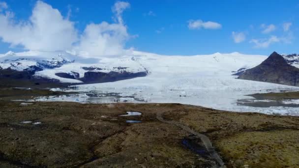 Revelar el disparo del lago glaciar islandés — Vídeo de stock