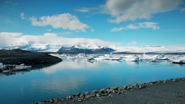 Levantando-se sobre Glacier Lake — Vídeo de Stock