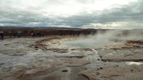 Pequeña erupción de Strokkur Geyser en Islandia — Vídeo de stock
