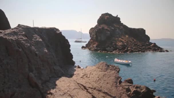 Małe łodzie w małej zatoce — Wideo stockowe