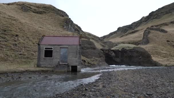 Piccola capanna vicino a un torrente — Video Stock