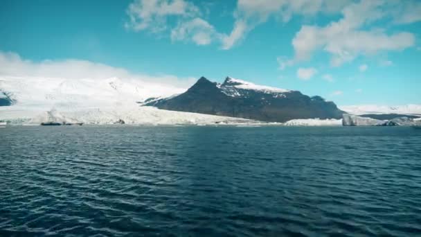 Snöig isländsk kustlinje — Stockvideo