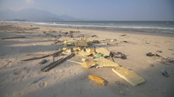 Bloques de espuma de poliestireno lavados en la playa — Vídeos de Stock