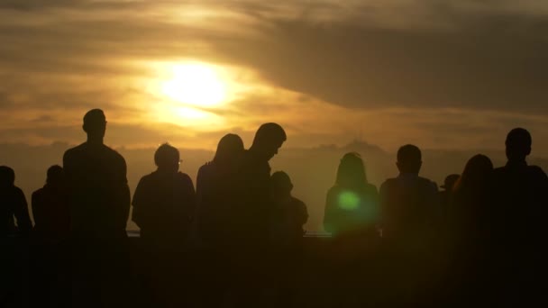 Turistas assistindo pôr do sol sobre LA — Vídeo de Stock