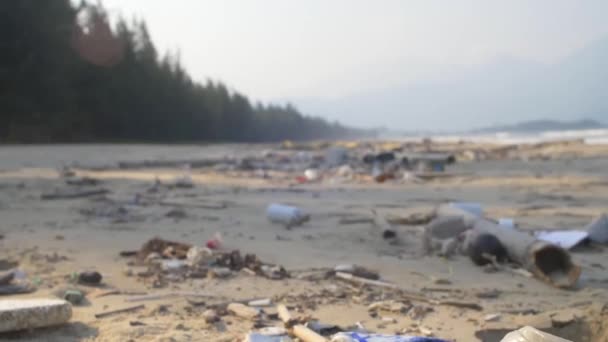 Seguimiento sobre basura en la playa — Vídeo de stock