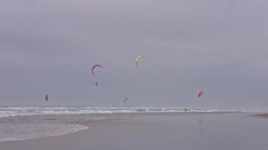 Sahilde Kitesurfers