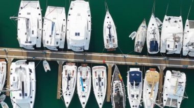 Marina'da Yatlar Üzerinde Uçmak