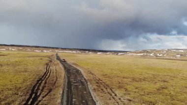 Kırsal Bir Arazide Kırmızı Araba Sürme