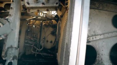 Eski Bir Uçakta Kablolama ve Paslanma