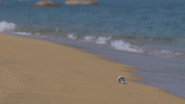 Wave Washing Botella hasta una playa — Vídeo de stock