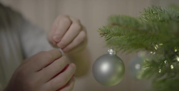 Manos masculinas decorando el árbol de Navidad — Vídeo de stock