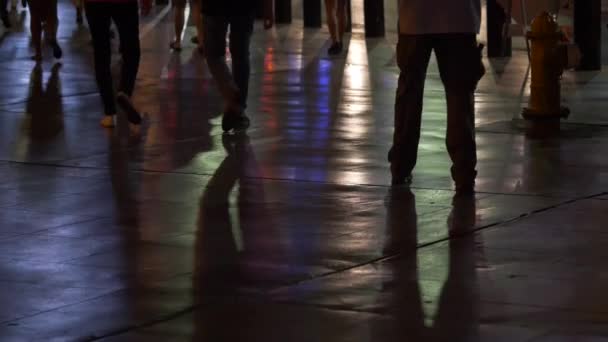 Pessoas andando pelas ruas de Vegas — Vídeo de Stock