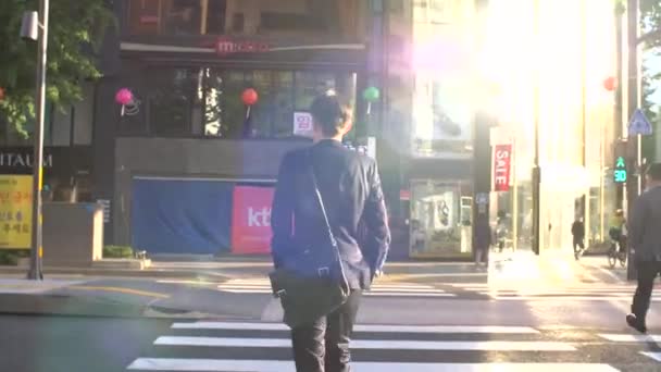 Elegante hombre de negocios vestido cruzando la calle — Vídeo de stock