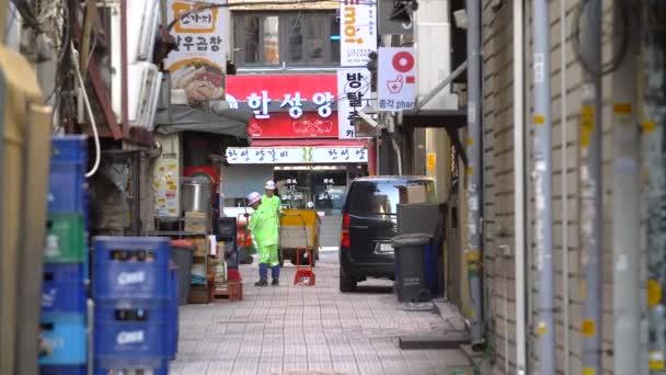 Limpieza de calles Trabajando en Back Street — Vídeo de stock