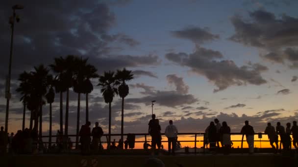 Espectadores em um parque de skate ao pôr do sol — Vídeo de Stock