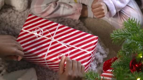 Widok z góry na dziecko rozpakowywanie prezent — Wideo stockowe