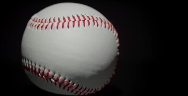 黑色背景上的棒球旋转 — 图库视频影像