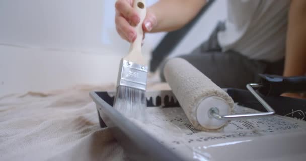 Жінка фарбує стіну вдома — стокове відео