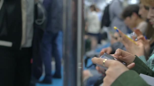 슬로우 모션으로 스마트폰으로 통근하는 통근자 샷 — 비디오