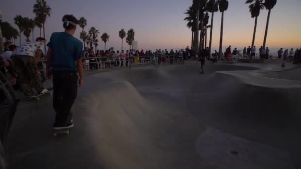 Skateboardisté v benátské pláži Skate Park — Stock video