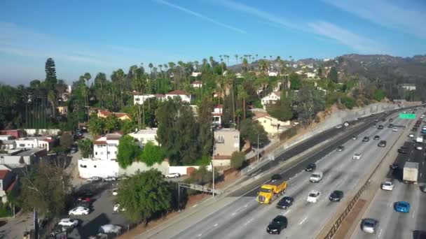 Antennenschwenk über Hollywood-Autobahn — Stockvideo