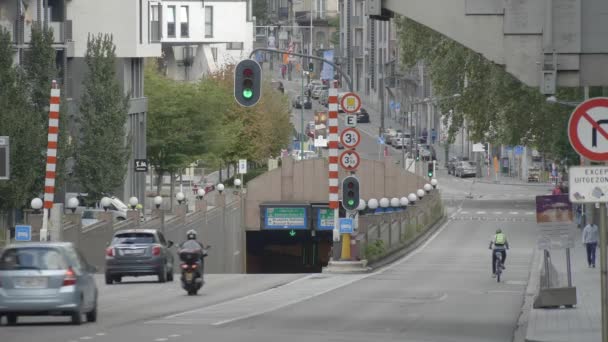 Upptagen korsning i centrala Bryssel — Stockvideo