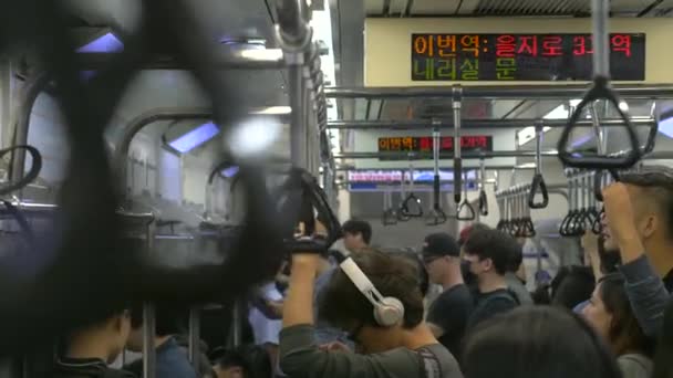 Upptagen tåg vagn i Seoul — Stockvideo