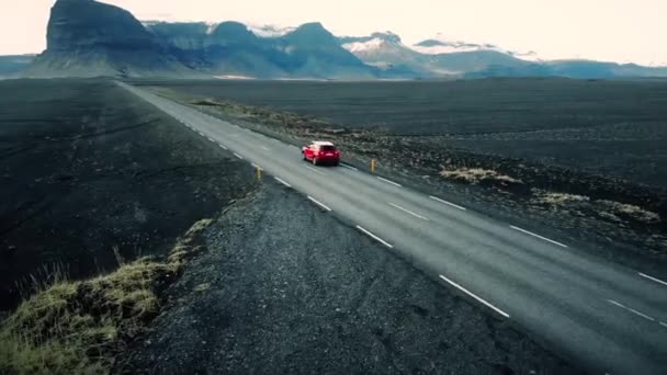 Conducción de coches a través del paisaje islandés — Vídeo de stock