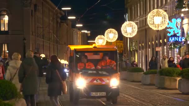 Müllwagen zu Weihnachten in München — Stockvideo