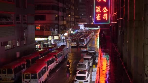 Hong kong minibusse im regen — Stockvideo