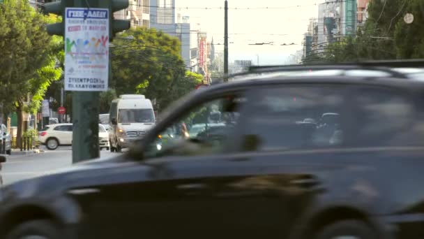 Kijkend naar beneden drukke straat in Athene Stockvideo's