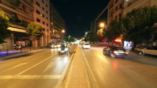 Κοιτάζοντας κάτω δρόμο τη νύχτα στην Αθήνα — Αρχείο Βίντεο