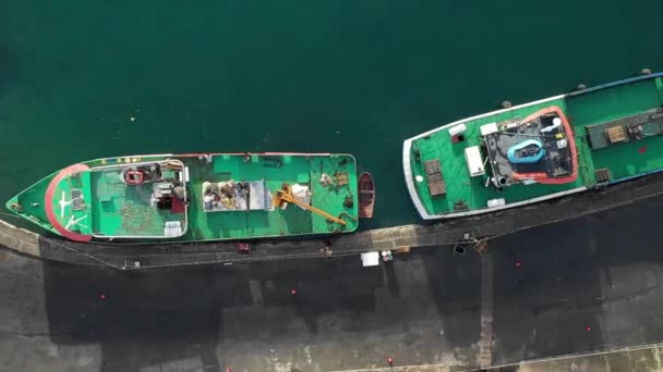 Afgemeerd vissersboten luchtfoto — Stockvideo