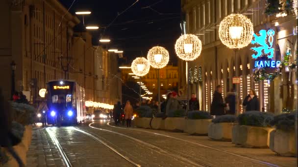 Münchner Straßenbahnen zu Weihnachten — Stockvideo